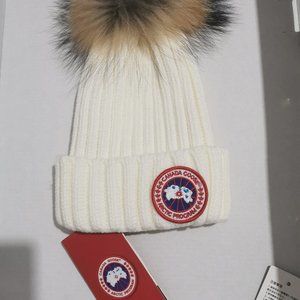 Unisex canada goose beanie in White